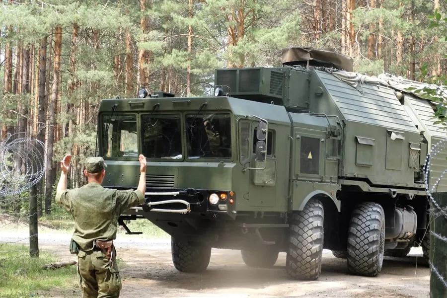 МЗКТ-7930 с «Искандером-М» заезжает на позицию в лесу