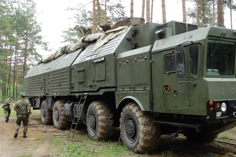 Расчёт снимает маскировку с «Искандера-М» на шасси МЗКТ-7930