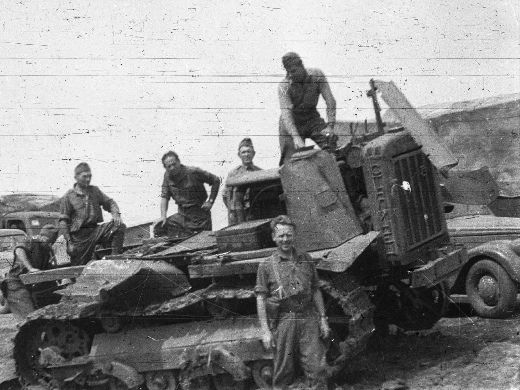 Разбитый трактор «Сталинец»