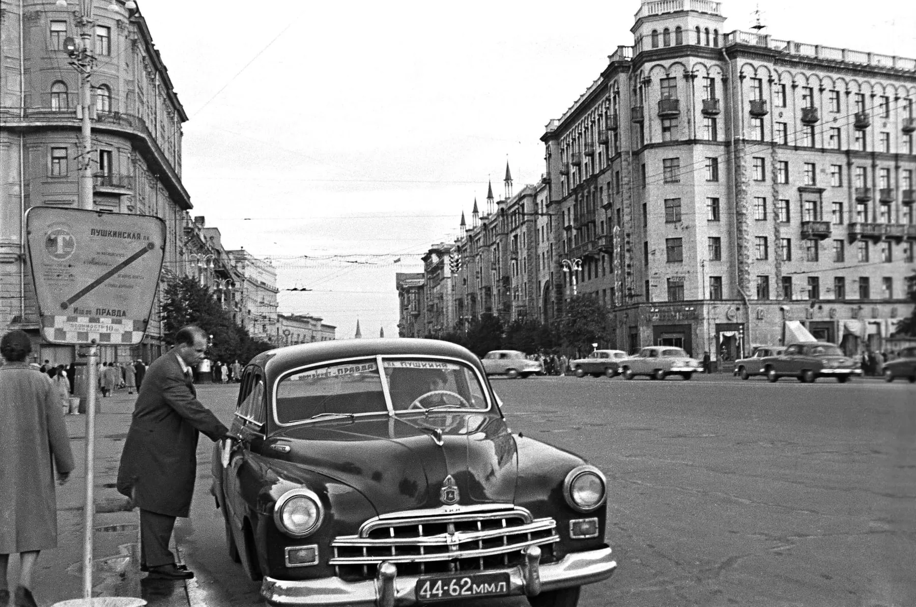 ЗИМ маршрутного такси на улице Горького в Москве, 1962 год