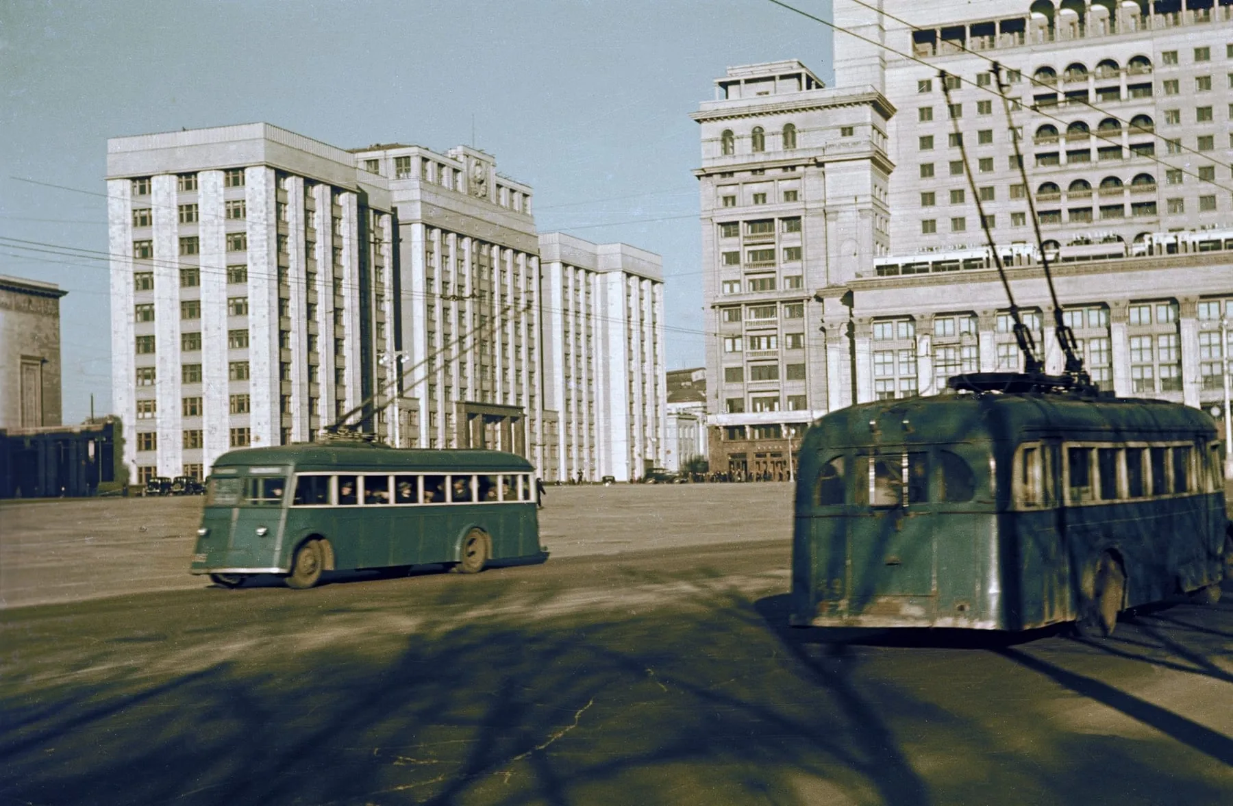 Троллейбусы ЯТБ на Манежной площади, 1938 год