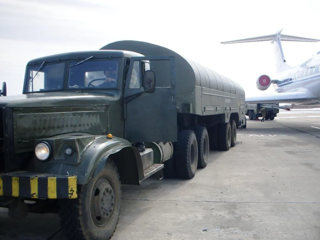КрАЗ-258 с топливозаправщиком ТЗ-22 на полуприцепе у самолёта Ту-134