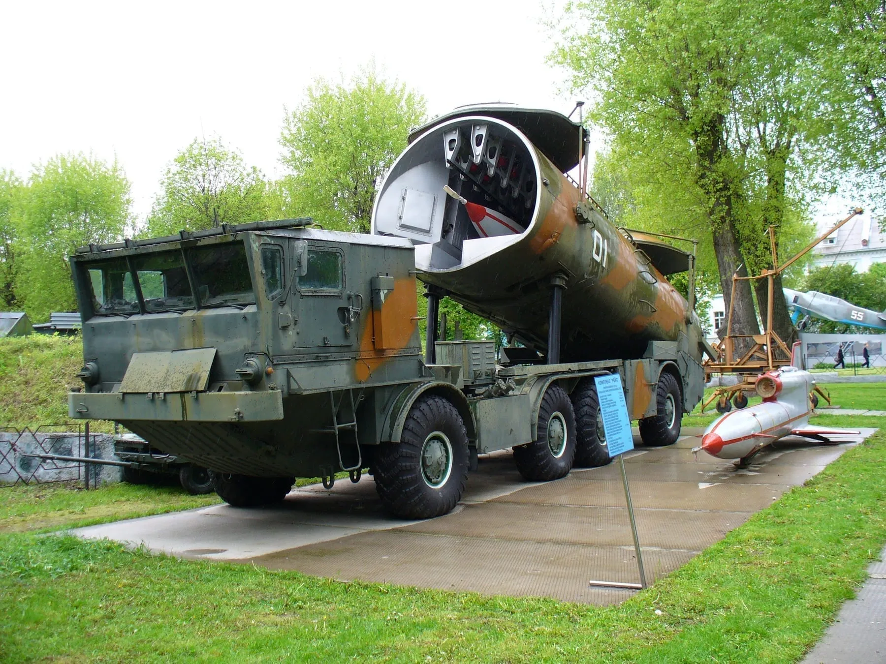 Пусковая установка СПУ-143 комплекса воздушной разведки ВР-3 «Рейс» на шасси БАЗ-135МБ с раскрытым контейнером; рядом беспилотный самолёт Ту-143