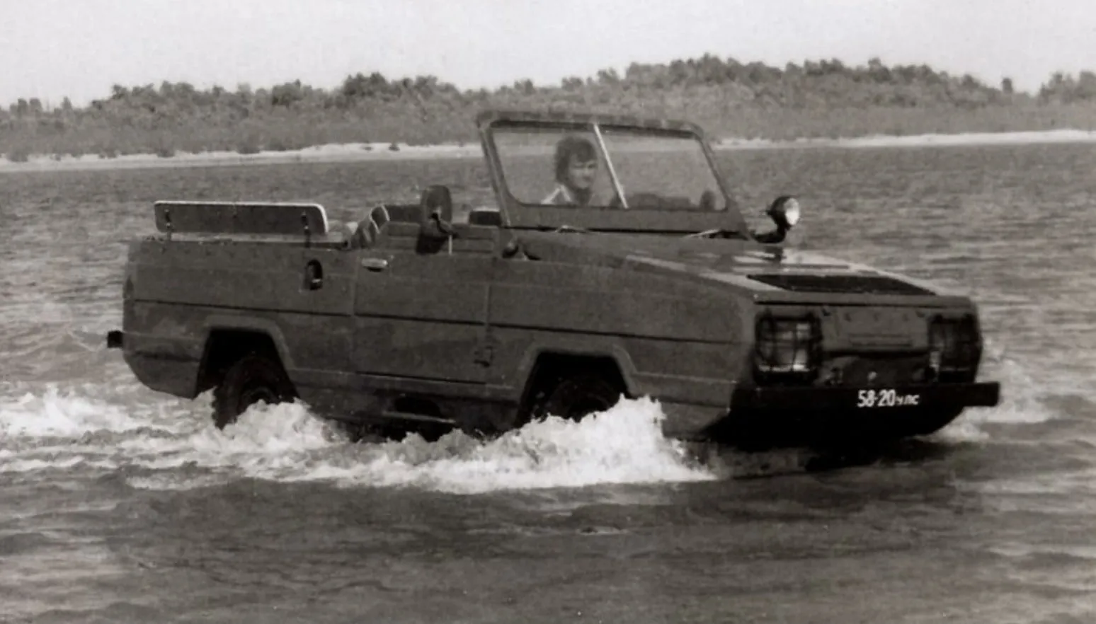 УАЗ-3907 на плаву во время заводских испытаний, 1983 год
