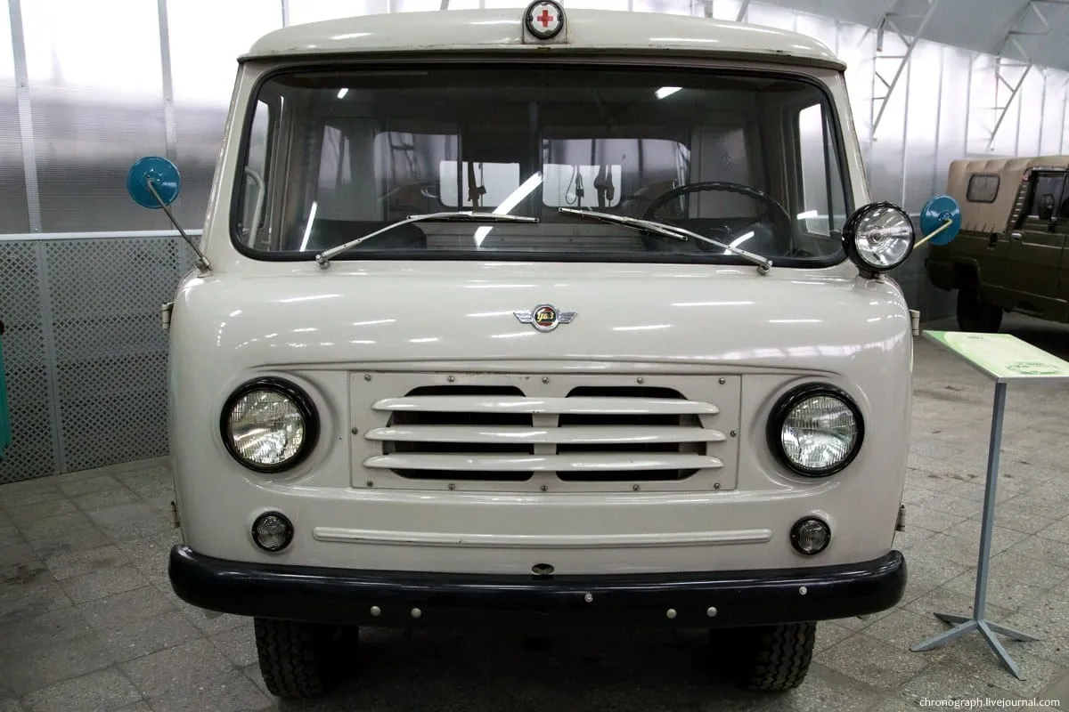 УАЗ-450А в заводском музее Ульяновского автозавода: передок семейства первых выпусков, общий для фургона, санитарной машины и бортового грузовика