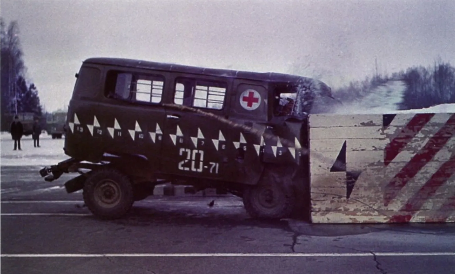 Краш-тест санитарного УАЗ-452А на Дмитровском автополигоне, 1971 год
