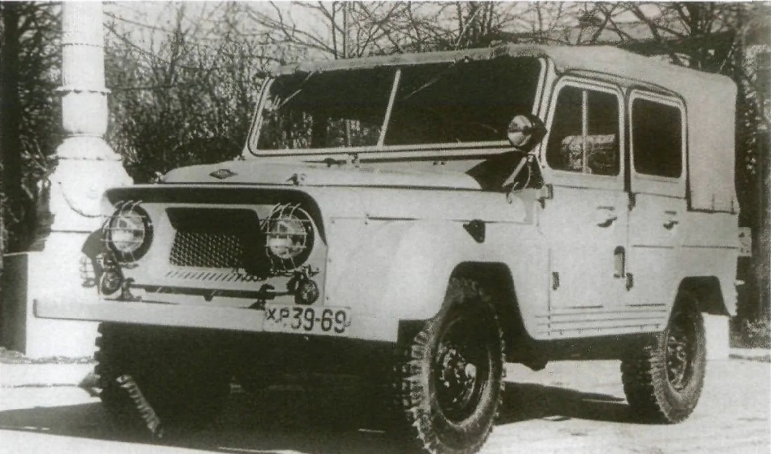 Опытный УАЗ-469 с четырёхдверным кузовом и мостами на рессорах, 1961 год