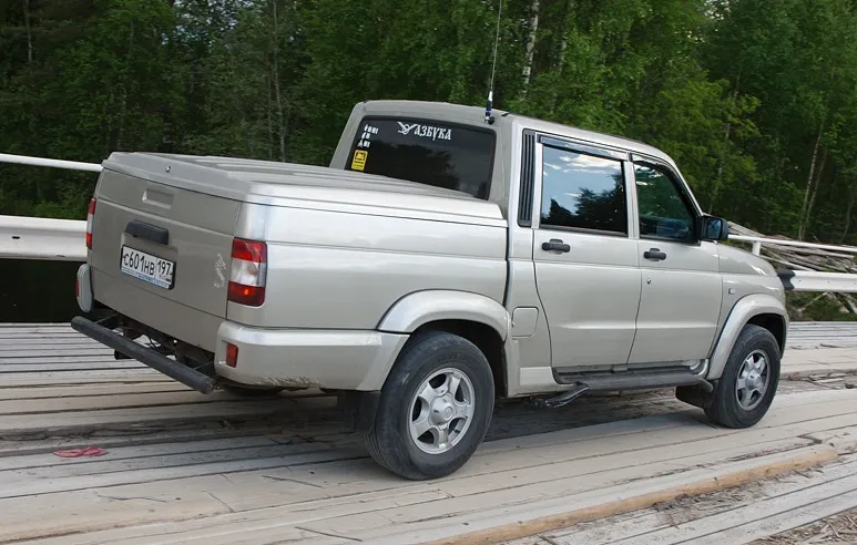 UAZ Пикап с закрытой крышей платформы, вид сзади