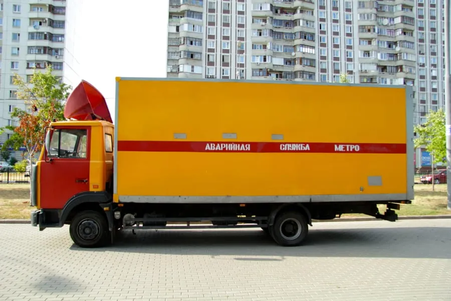 МАЗ-4370 аварийной службы Московского метрополитена, вид сбоку