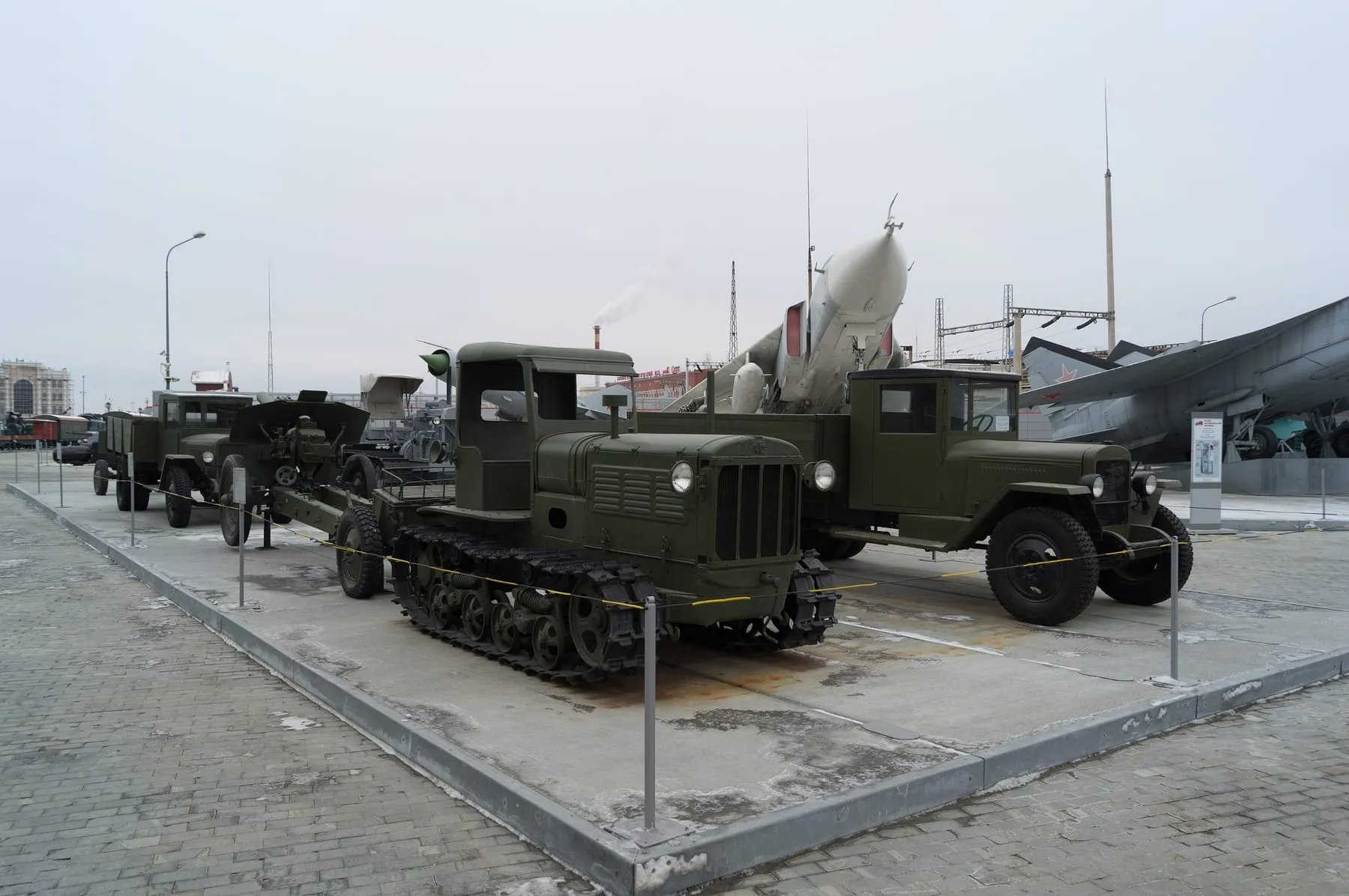 Транспортный СТЗ-5-НАТИ — армейский вариант той же машины — с пушкой на сцепке, Музейный комплекс УГМК