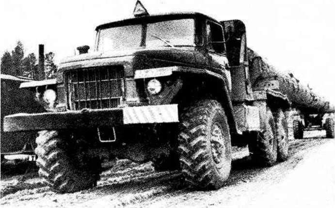 Седельный тягач Урал-375СК1 на перевозке труб в Тюменской области, 1969 год