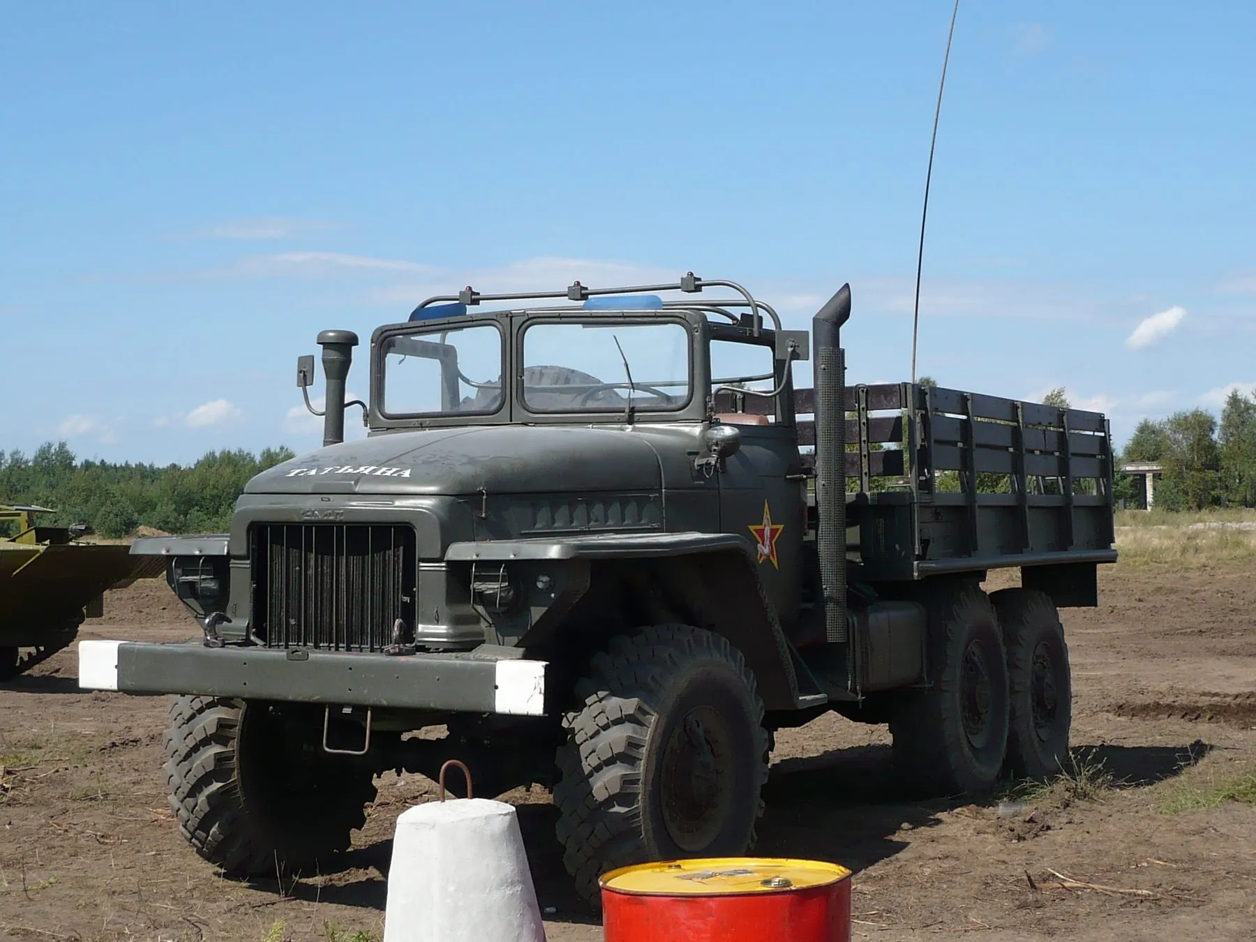 Ранний Урал-375 с каркасной кабиной без брезентового верха и с откинутым лобовым стеклом, слёт военной техники в Борне-Сулиново, Польша, 2007 год