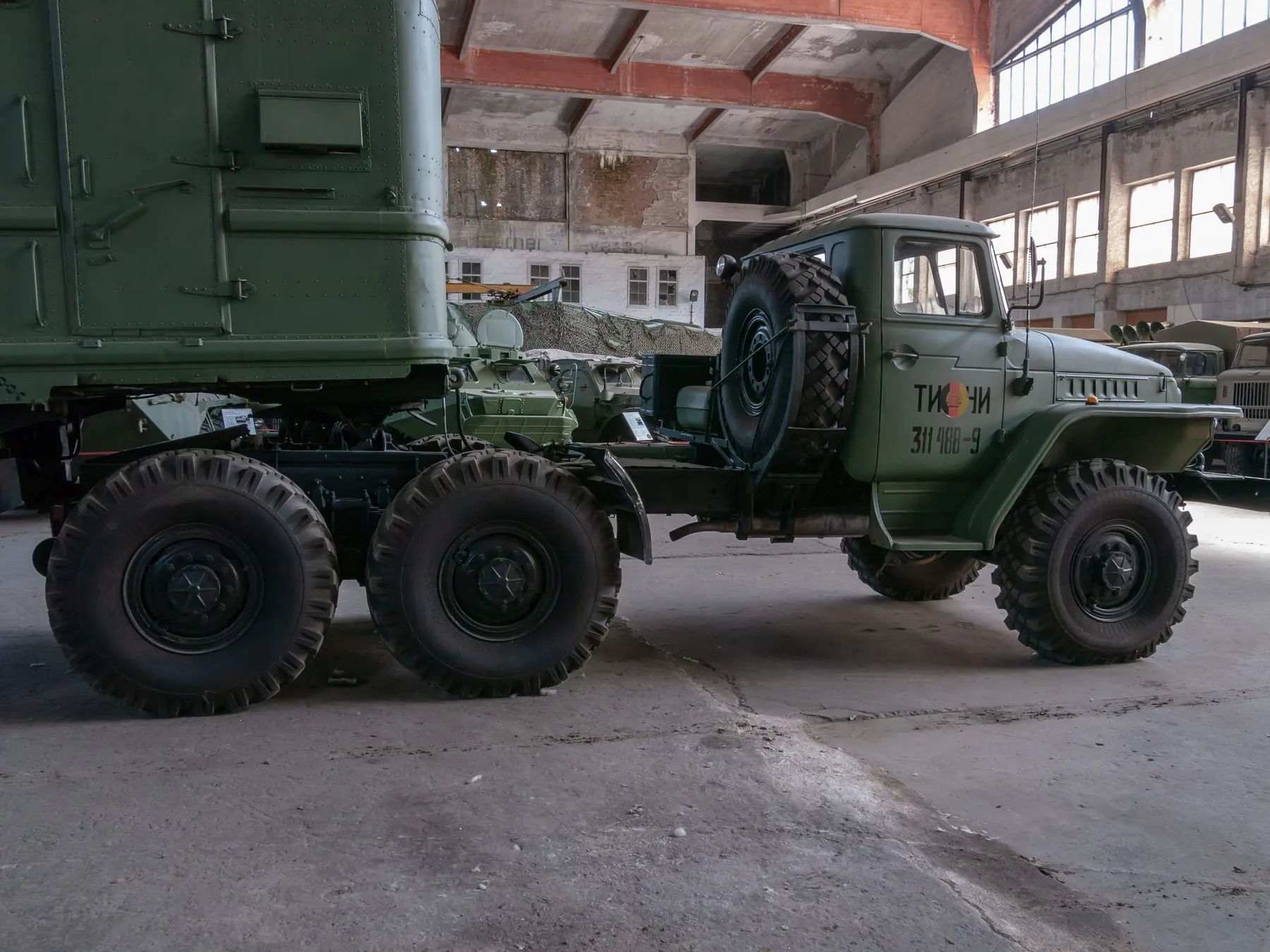 Седельный тягач Урал-377С сзади: седло стоит над задней тележкой