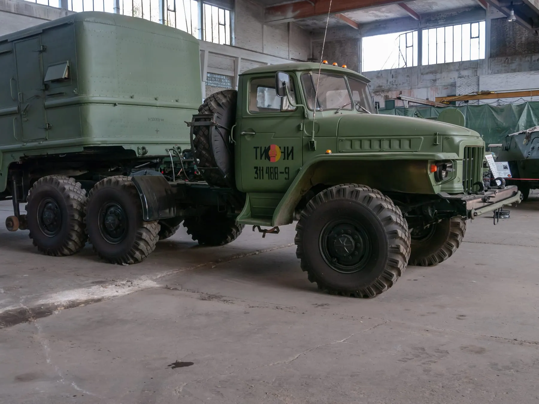 Урал-377С в Техническом музее Пютниц под Рибниц-Дамгартеном: цельнометаллическая кабина видна целиком