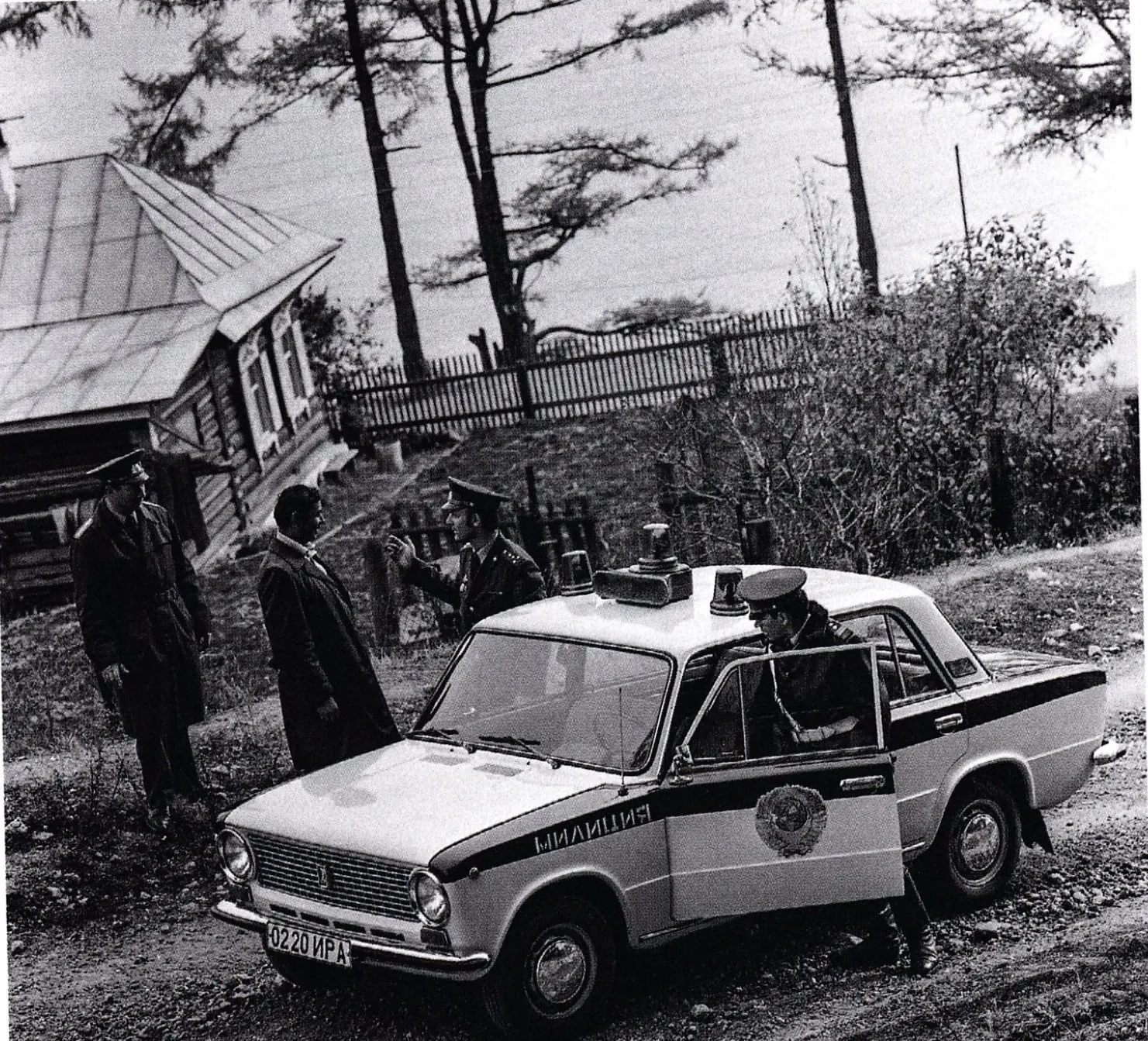 Оперативная группа милиции у ВАЗ-2101 на месте происшествия, 1982 год
