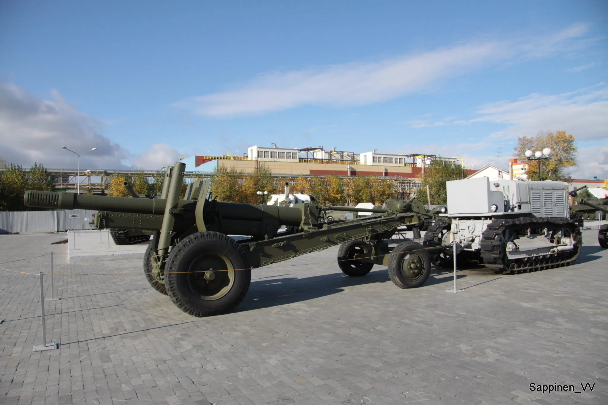 С-65 со 152-мм гаубицей-пушкой МЛ-20 на сцепке, музей в Верхней Пышме