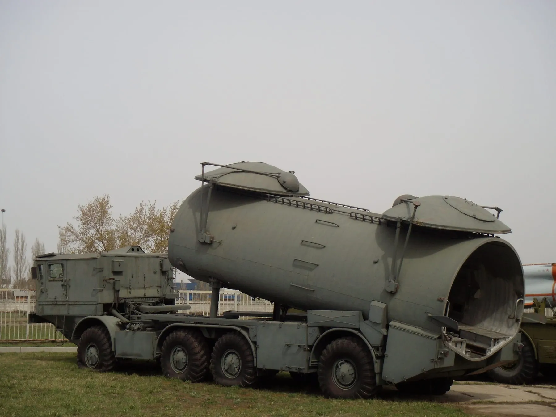 Комплекс ВР-3 «Рейс» в Техническом музее Тольятти: контейнер пусковой установки поднят, видна компоновка шасси с кабиной над моторным отсеком