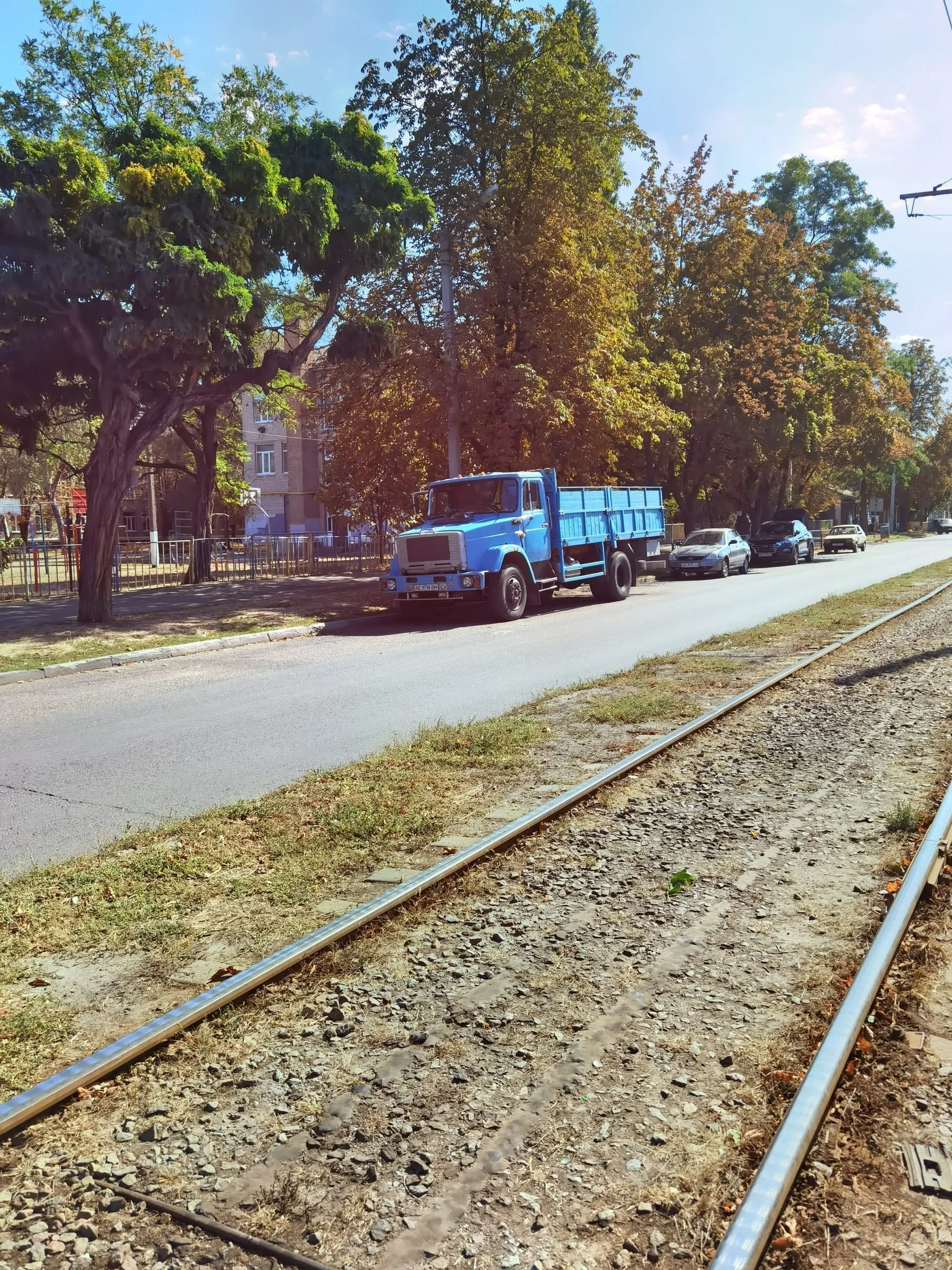 Бортовой ЗИЛ-4331 на городской улице — базовый вариант кузова