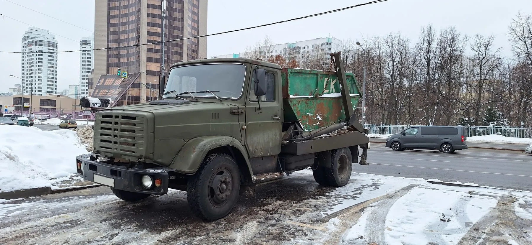 Коммунальный мультилифт на шасси ЗИЛ-4331: фары вынесены на стальной бампер