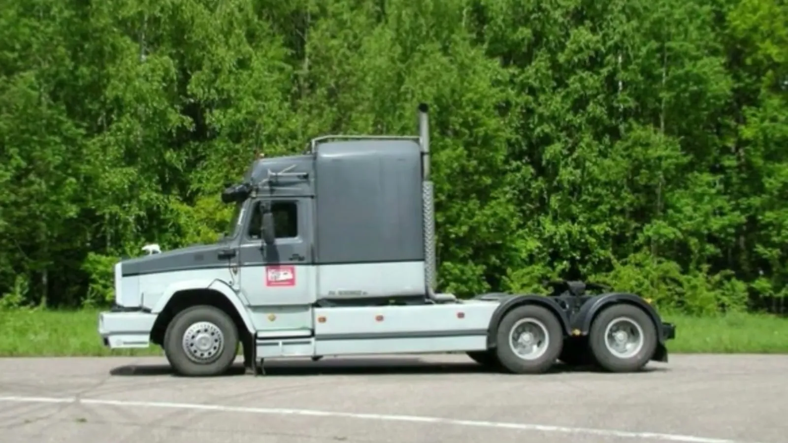 Седельный тягач ЗИЛ-630902 XL с высокой кабиной — кадр из ролика «ЗИЛ-630902 XL, который вы не видели»