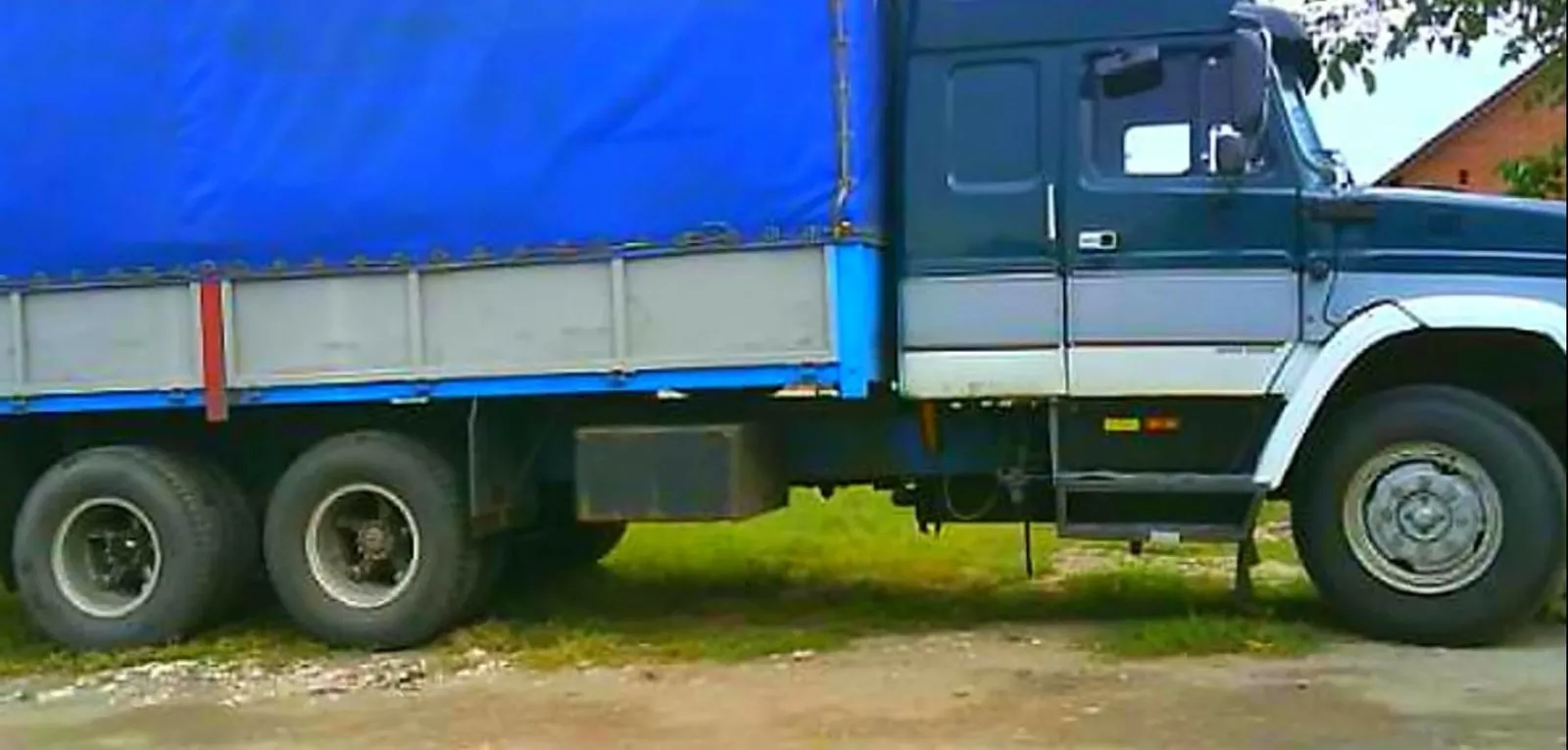 Тот же ЗИЛ-6309 сбоку: три оси, кабина семейства ЗИЛ-4331 — снимок из того же ролика