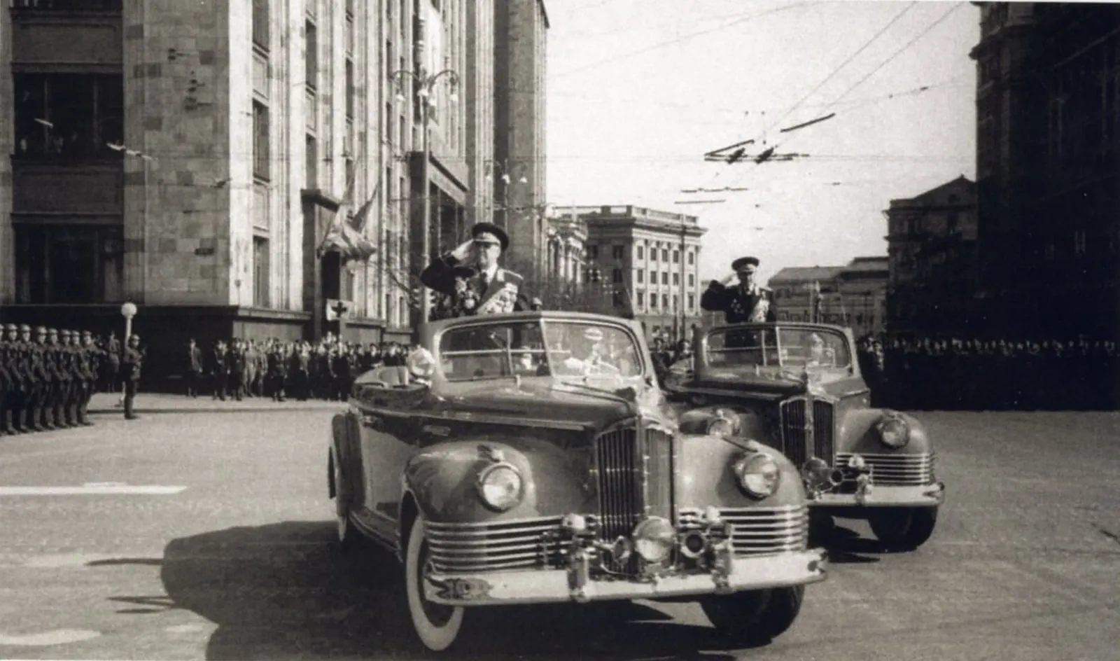 Маршал Г. К. Жуков в фаэтоне ЗИС-110Б на первомайском параде в Москве; за ним идёт вторая такая же машина