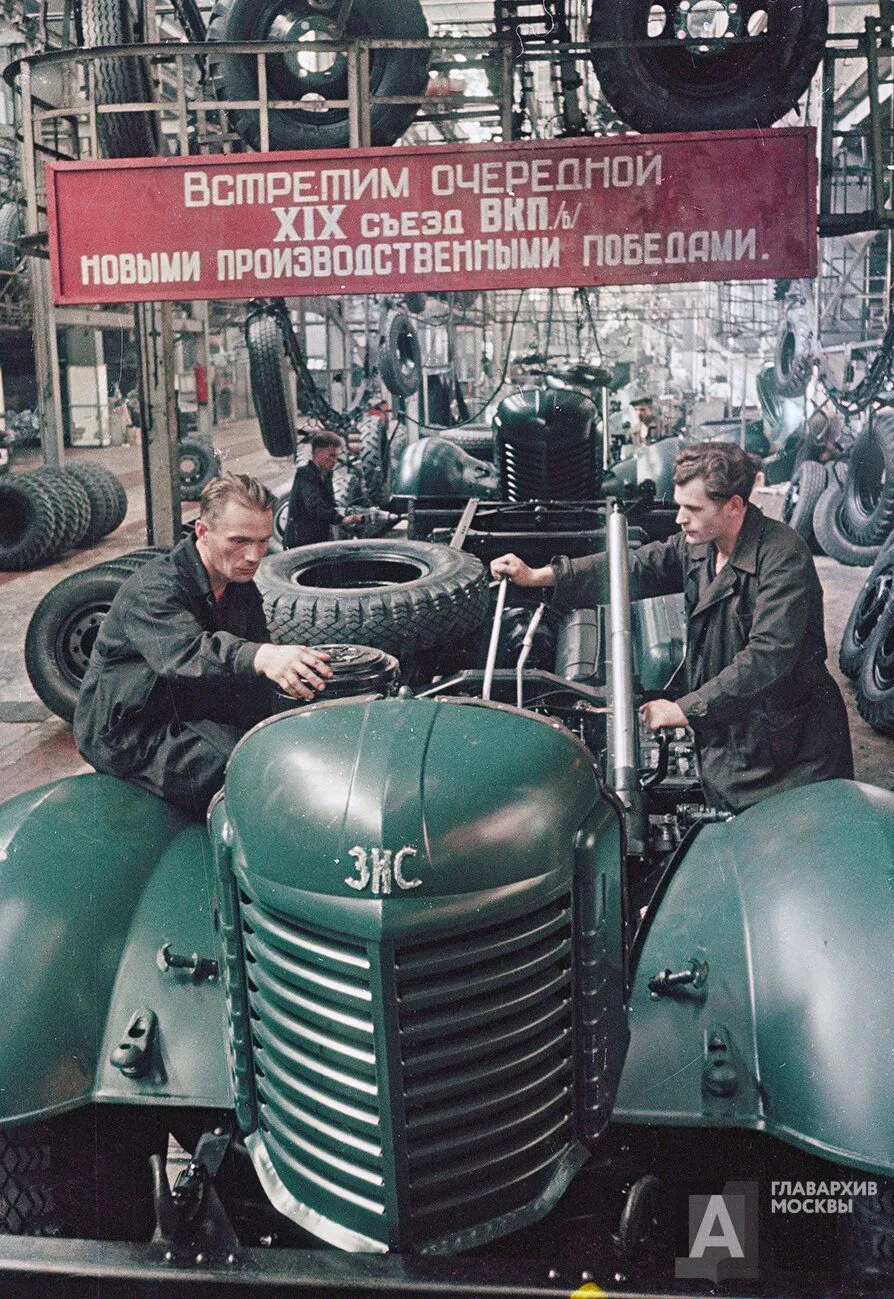 Сборочный конвейер ЗИС-150 на московском Заводе имени Сталина, сентябрь 1952 года