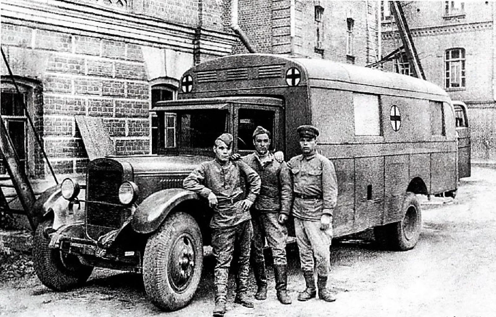 Санитарный автобус ЗИС-16С с кабиной от стандартного грузовика — машина, на смену которой пришёл ЗИС-44